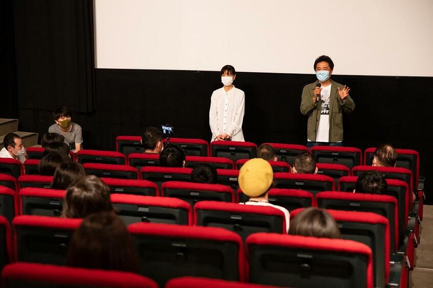 「精神0」上映後、マスクをつけてあいさつする想田和弘監督と妻の柏木規与子プロデューサー。観客は間隔を空けて座席についている=6月20日、シアター・イメージフォーラム(撮影/大野洋介)