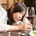 ベッドで血を吐きアルコール依存症と診断された女性が「ストロング系」を“着火剤”と話すわけ