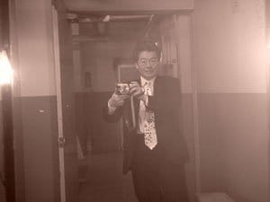 5月から取り壊し改装されている旧歌舞伎座の楽屋の鏡で文字兵衛さん自身を撮影。数多の名優がここで身支度を整え、舞台に上がっていったかと思うと感慨はひとしおだったという
