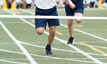 競争が苦手な子に「勝ったらほしいものを買ってあげる」はNG? 内向的な子の“意欲を引き出す”声がけとは
