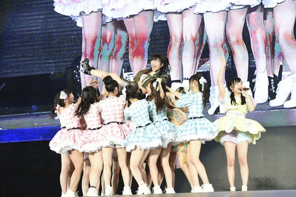AKB48 指原莉乃“首位返り咲き”総選挙の後夜祭で「大事な大事なゴミたち」