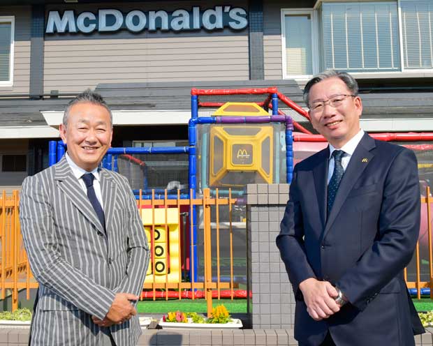 日本マクドナルド 東日本地区本部長 長井正さん(58)(ながい・ただし):大学時代にクルーを経験し、1981年に日本マクドナルド入社。現在は青森から山梨まで、15都県約1100店舗を管轄/TOMORROW社長 高橋輝行さん(61)(たかはし・てるゆき):1978年に日本マクドナルド入社。2009年に独立。三浦半島を中心に18店舗を経営する。愛称は「テリー」(撮影/高井正彦)