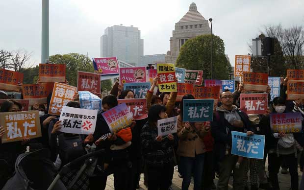 保育園不足などを訴える親たちの抗議デモ　（ｃ）朝日新聞社
