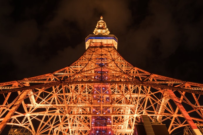 東京タワー「天の川イルミネーション」期間中は、外階段も青の世界に！