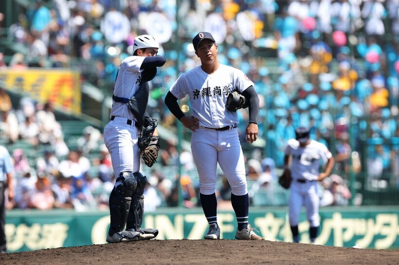 沖縄尚学の2年生エース・末吉は4失点と苦しいマウンドになった。捕手・宜野座（撮影／写真映像部・松永卓也）