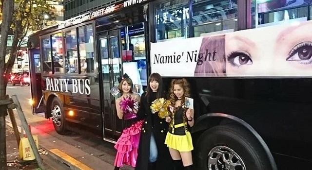 18年12月に開かれたアムラーのバスイベント「ナミエナイト」では、バス内で安室の曲をかけ、聖地や東京タワーなどを巡った（撮影・上田耕司）