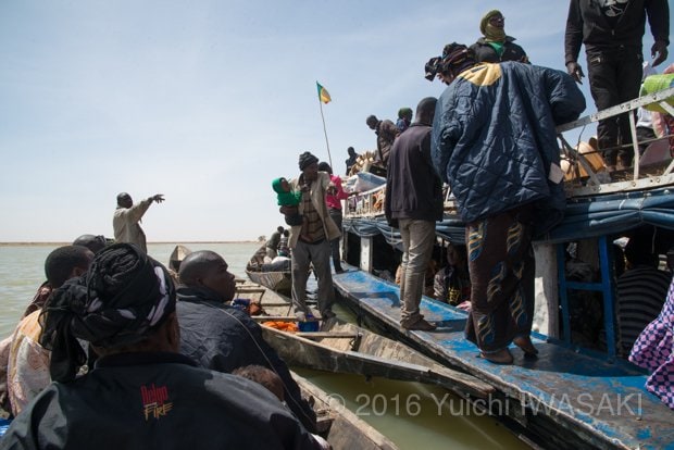 ヤフンケに到着。ここでもまた、はしけ船で岸を目指す（ニジェール川・マリ 2016年／Niger River,Mali 2016）