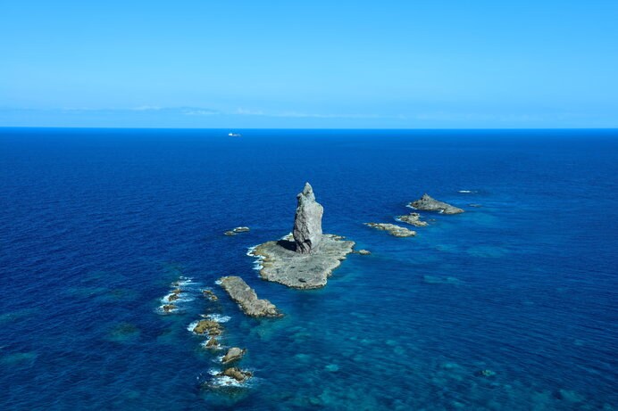 神威岬の突端から続く神威岩と岩礁。