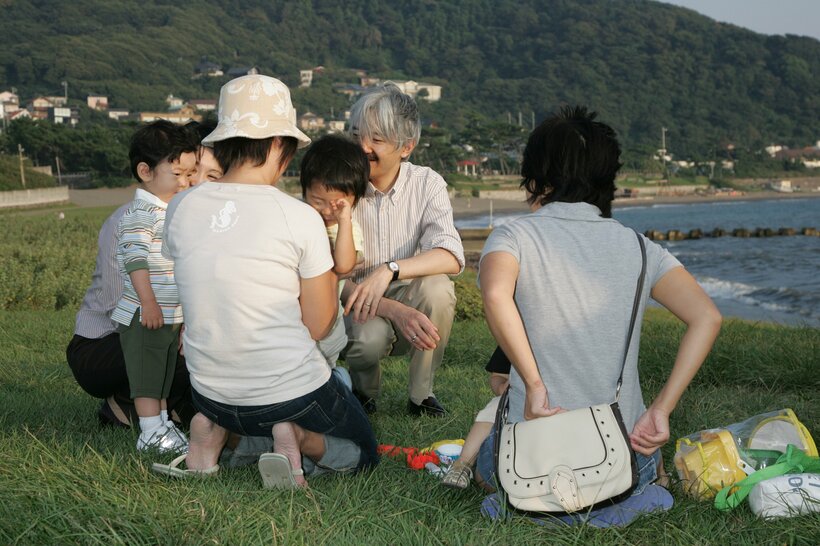 静養先の葉山御用邸近くの海岸を散策し、地元の人たちと笑顔で交流する秋篠宮ご夫妻と悠仁さま＝2008年9月、神奈川県葉山町、JMPA
