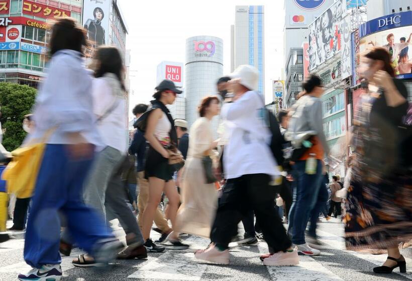 街を行き交う人々。衣替えの季節を迎えた