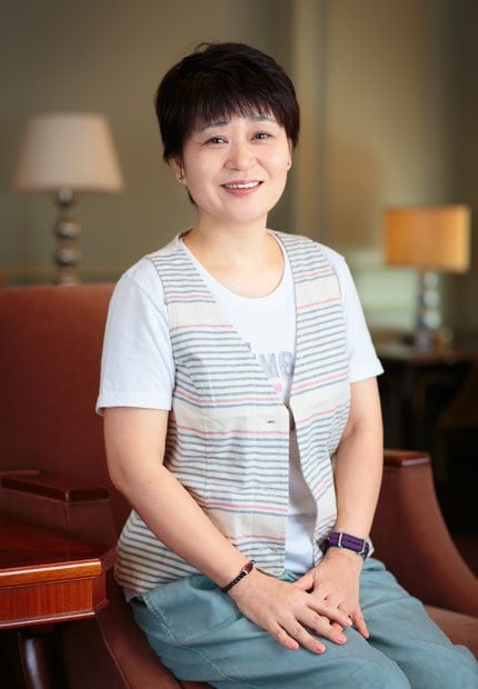 宮部みゆき（みやべ・みゆき）１９６０年、東京都生まれ。９２年『龍は眠る』で日本推理作家協会賞（長編部門）、９９年『理由』で直木賞、２００１年『模倣犯』で毎日出版文化賞特別賞、０２年司馬遼太郎賞、芸術選奨文部科学大臣賞（文学部門）、０７年『名もなき毒』で吉川英治文学賞、０８年英訳版『ブレイブ・ストーリー』（『ＢＲＡＶＥ　ＳＴＯＲＹ』）でＴｈｅ　Ｂａｔｃｈｅｌｄｅｒ　Ａｗａｒｄを受賞した。大型時代小説『荒神』と、挿絵と書き下ろし文章で構成された『荒神絵巻』（絵と文・こうの史代）が好評発売中（撮影／遠崎智宏）