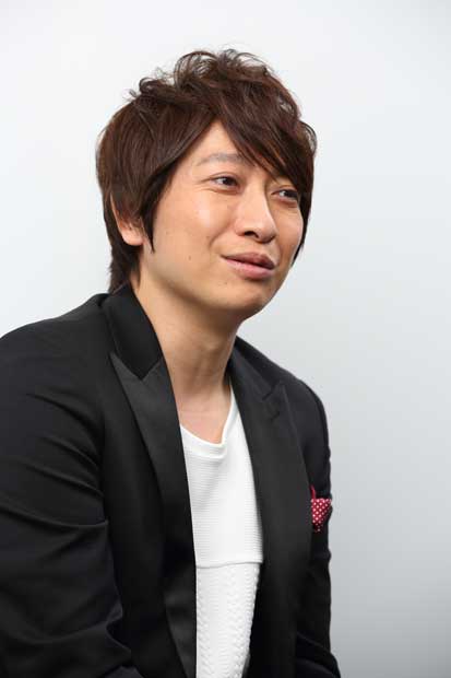小野大輔（おの・だいすけ）／１９７８年、高知県生まれ。声優。ヤマトシリーズ「２１９９」「２２０２」で古代進役を演じる。その他の代表作に、「ジョジョの奇妙な冒険」（空条承太郎役）、「黒執事」シリーズ（セバスチャン・ミカエリス役）、「おそ松さん」（松野十四松役）など多数（撮影／写真部・松永卓也）