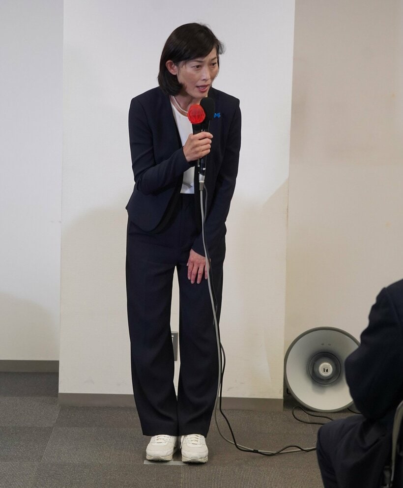 落選後、支援者たちに頭を下げる丸川珠代氏（撮影/上田耕司）