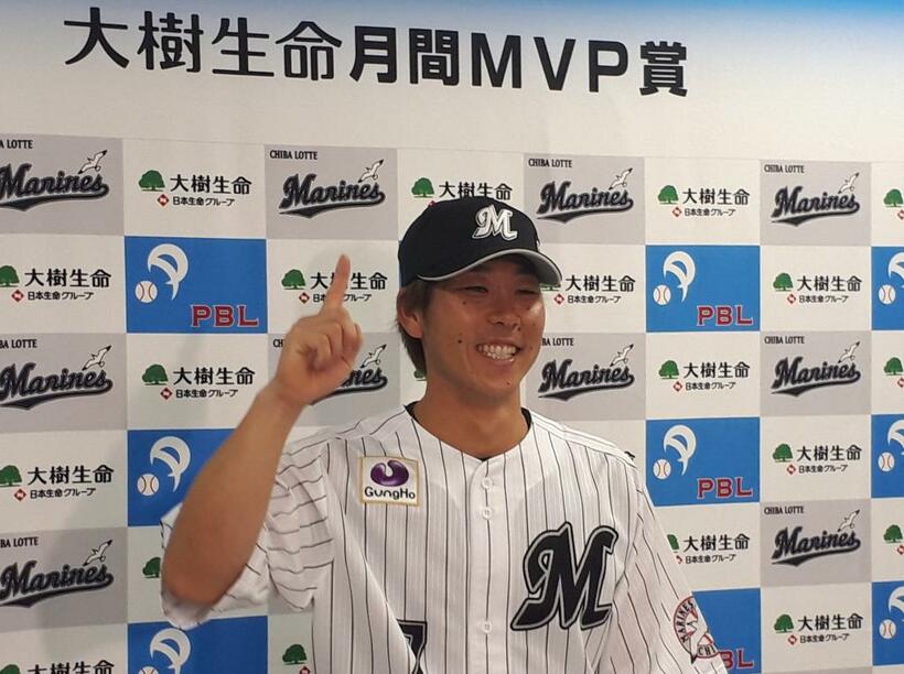 6月の月間MVPを受賞したロッテの鈴木大地（C）朝日新聞社