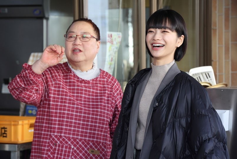 飛び込み取材も記者の重要な仕事のひとつ。「誰かの輝く瞬間を記事にしたい」と記者を目指した春田を好演する見上さん（撮影／写真映像部・松永卓也）