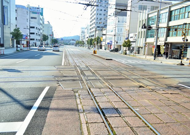 電車が通っていない時はこんな感じ。線路が直角に交わっているのが分かる