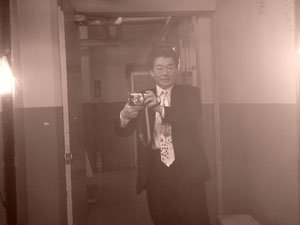 5月から取り壊し改装されている旧歌舞伎座の楽屋の鏡で文字兵衛さん自身を撮影。数多の名優がここで身支度を整え、舞台に上がっていったかと思うと感慨はひとしおだったという