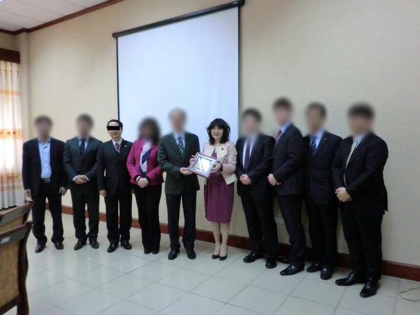 （写真7）2015年ベトナム厚生大臣を訪問した片山氏とN氏（写真左から3番目）