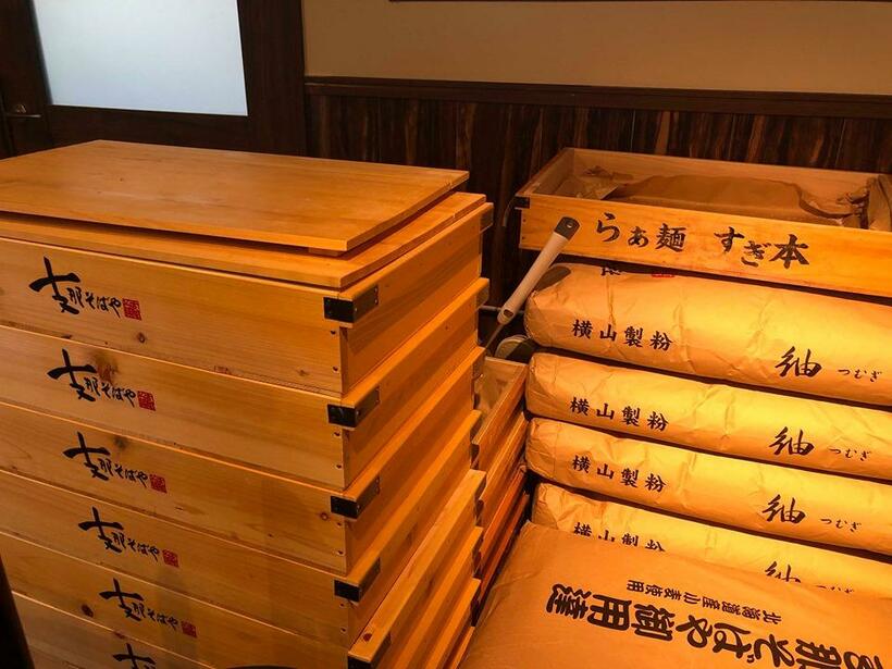 支那そばやの麺箱と並んでいる（筆者撮影）