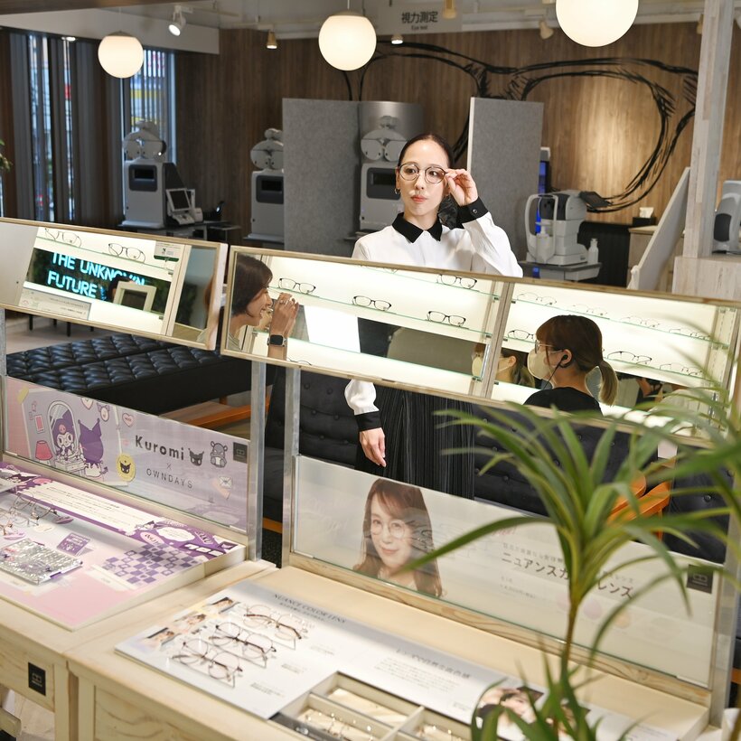 オンデーズ　営業部関東地区　エリアマネージャー　小滝沙織（こたき・さおり）／１９８９年、北海道生まれ。大学卒業後、２０１２年に「学歴や社歴は関係なく、平等にチャンスを与えられる社風にひかれ」、入社。１４年に店長、１６年にスーパーバイザー職を経て、１８年からエリアマネージャーに就任（撮影／写真映像部・東川哲也）