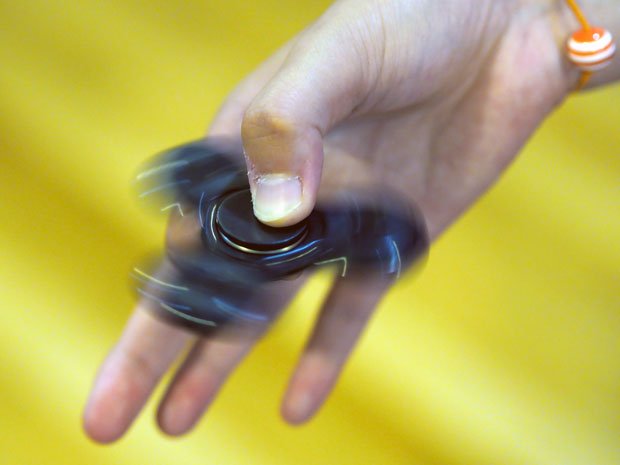 小学生から大人までブームが広がるハンドスピナー（撮影／編集部・西岡千史）