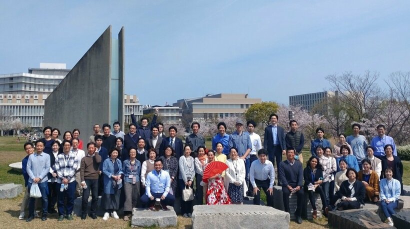 勢ぞろいしたビジョンケアグループのメンバー＝2022年、兵庫県神戸市の会社近くの公園（ビジョンケア提供）