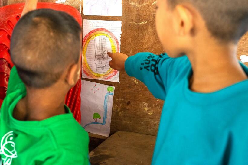 メソトは国外最大の民主派拠点のひとつ。現地の移民学校を訪ねると、子どもたちが教室に貼られた「三本指」を見せてくれた（撮影・増保千尋）