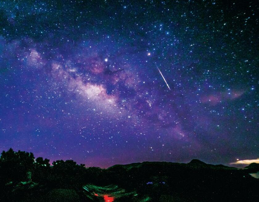 流れ星の丘／石垣島の中でも星がきれいに見える久宇良地区にある。星空ガイドが八重山地方の星や文化について教えてくれる「星空ツアー」もある