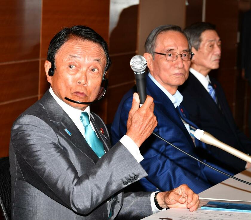 麻生派、細田派、竹下派の３派閥の会長は９月2日、会見で総裁選での菅氏への支持を表明した(C)朝日新聞社