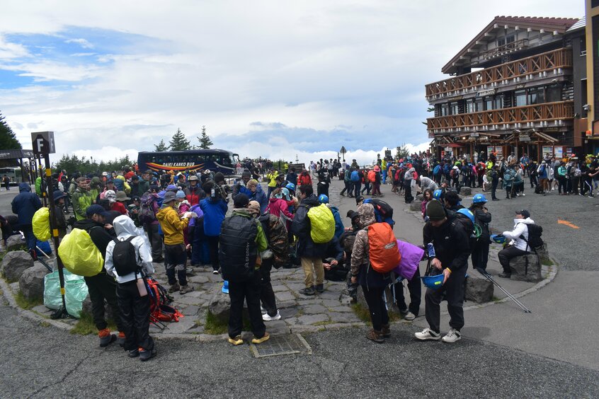 吉田ルートの富士スバルライン五合目は、山開きの初日から多くの登山者でにぎわった=2024年7月1日撮影