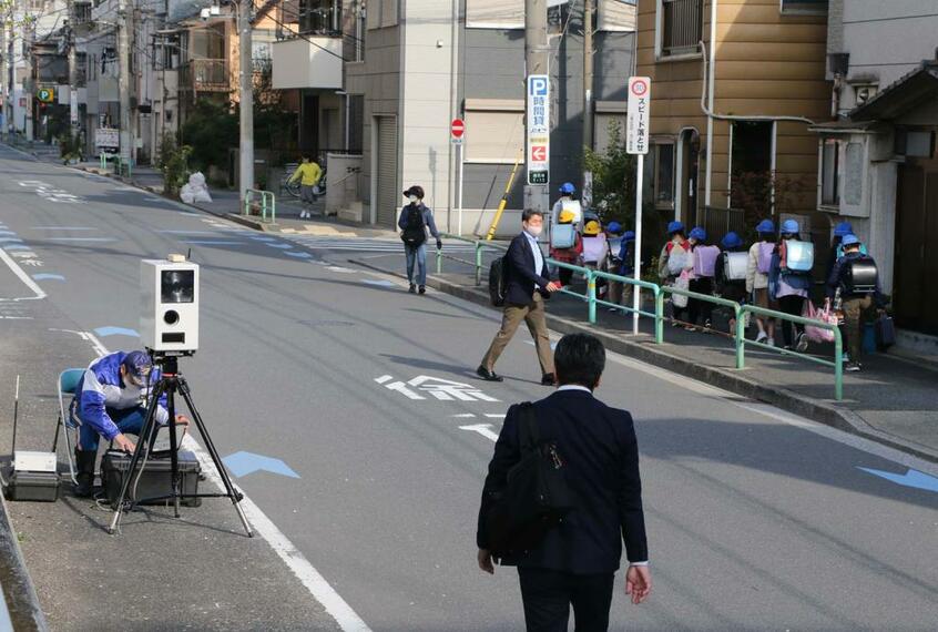 登校する小学生や通勤するビジネスマンがいる朝に取り締まりが行われた(撮影/米倉昭仁)