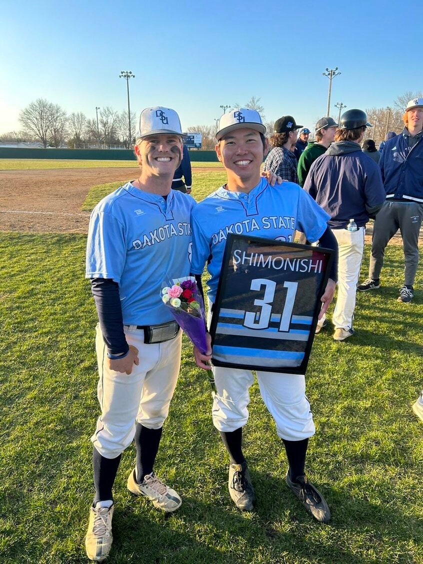 関西学院大学卒業後にカリフォルニア州のコミュニティーカレッジに入学。当初1年間のつもりが、奨学金のオファーを受けてダコタ州立大学(サウスダコタ州)の大学院課程編入した(写真中央)=GXA提供