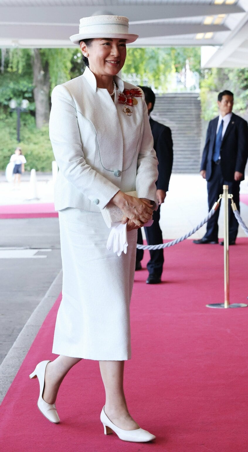 フローレンス・ナイチンゲール記章授与式の会場に到着した皇后雅子さま。ミモレ丈のスーツが涼しげな装い。レース生地や水色の刺繍など控え目だが、皇后にふさわしい手の込んだ仕立て=2025年7月31日午後1時45分、東京都港区、JMPA