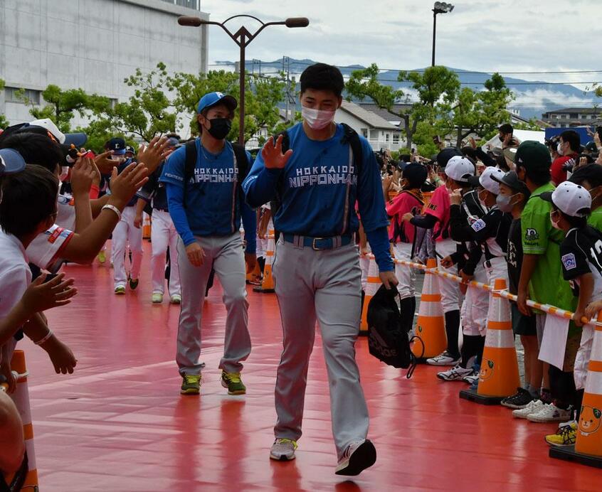ファンに出迎えられて球場に入る北海道日本ハムファイターズの清宮幸太郎選手ら=2022年7月27日(撮影:藤家秀一)