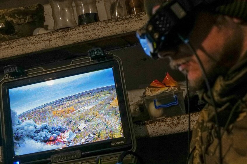 ドローンから焼夷弾を投下した兵士。ロシア兵が潜んでいる建物が炎に包まれる=横田徹さん提供
