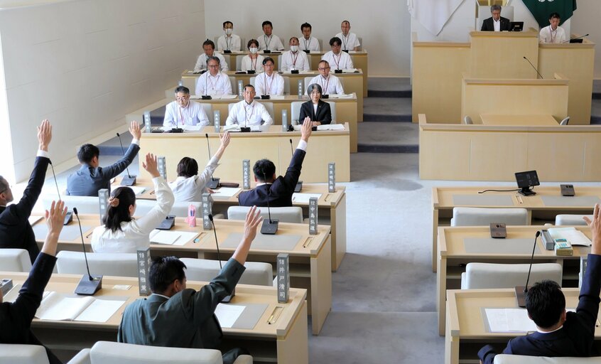 7月7日、伊東市議会は田久保市長の辞職勧告決議を全会一致で可決した