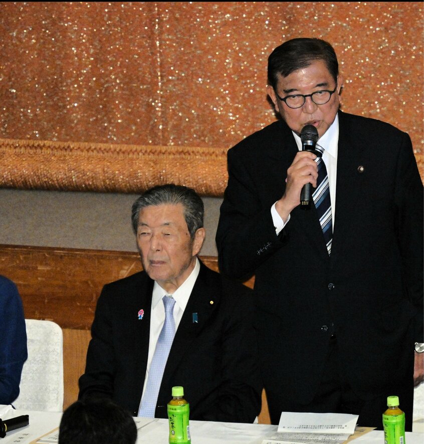 両院議員懇談会に出席した森山幹事長（左）と石破首相