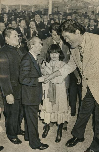 １９７８年、スポーツ関係者との懇親会でジャイアント馬場さんと握手する福田赳夫首相。後列には柔道の山下泰裕さん、アントニオ猪木さんの姿も見える（ｃ）朝日新聞社