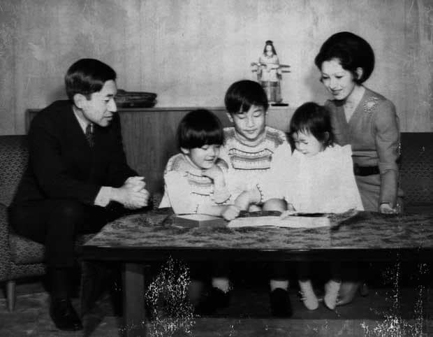 秋篠宮さま（左から２人目）の６歳の誕生日を前に、一家で絵本を囲んだ／１９７１年１１月２９日、東京・元赤坂の東宮御所で　（ｃ）朝日新聞社