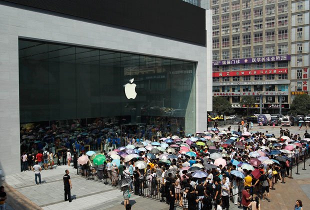 ２０１４年６月、中国・重慶のアップルストア前でオープンを待つ人々。このころは、アップル人気に湧いていた（写真：ｇｅｔｔｙｉｍａｇｅｓ）