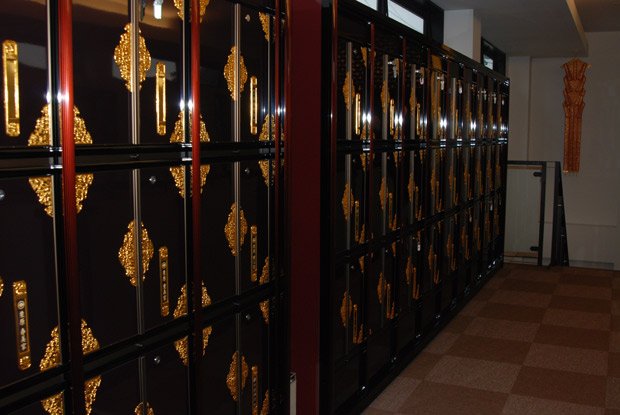 永代供養のための納骨堂「瑞光会館」には仏壇型のロッカーがある