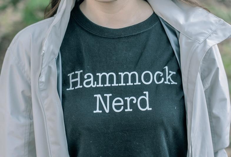 ジャケットを脱げばTシャツには「Hammock Nerd」のロゴ。ハンモック好きが運営する海外サイトで購入した。「私の勝負服（笑）。もっと広まってほしいので」（撮影／澤田聖司）