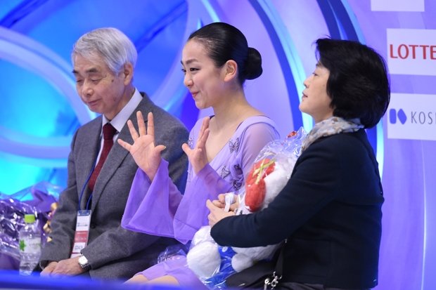 女子フリーの演技後、キスアンドクライでカメラに向かって手を振る浅田真央（ｃ）朝日新聞社