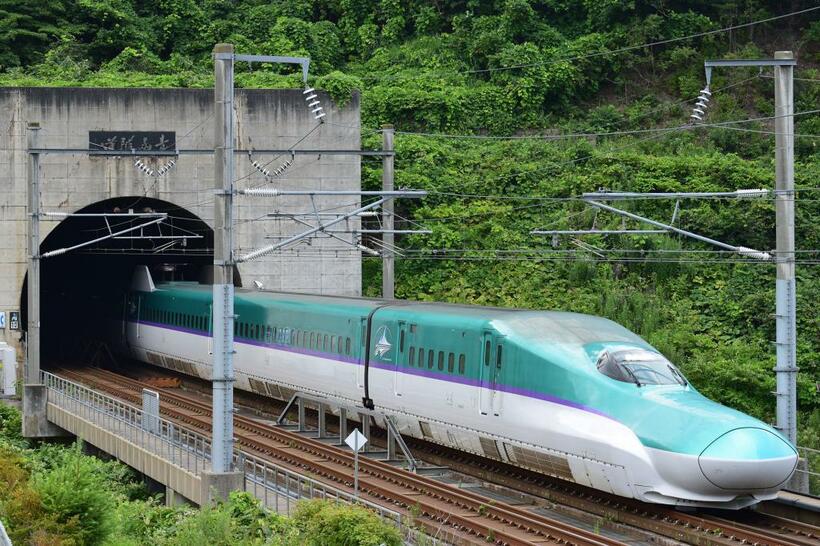 青函トンネルを抜ける北海道新幹線Ｈ５系。ＪＲ北海道は夢の「４時間切り」で、２０３０年度に新幹線の札幌開業も視野に入れる（写真：ＪＲ北海道）