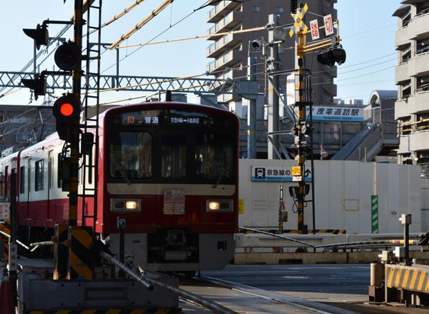 東京南部と三浦半島を結び、主に海岸沿いを走る京急線。産業道路駅は大師橋駅に生まれ変わる（撮影／編集部・小柳暁子）