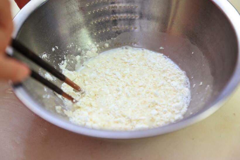 冷水を加えることで小麦粉の粘りを抑え、サクッとした食感に仕上げる。（撮影／写真映像部・松永卓也）