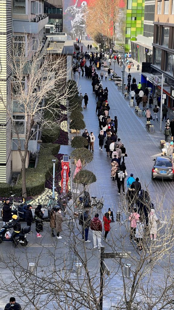 中国北京市の中心部では、零下近い気温と寒風が吹きすさぶ中、ＰＣＲ検査のために２００人以上が並んでいた＝２０２２年１２月３日