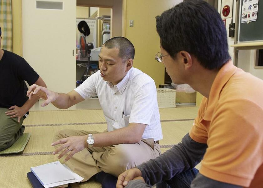 東日本大震災後。被災者の雇用創出団体・気仙沼復興協会のメンバーと議論(2012年) (写真提供:永松伸吾)