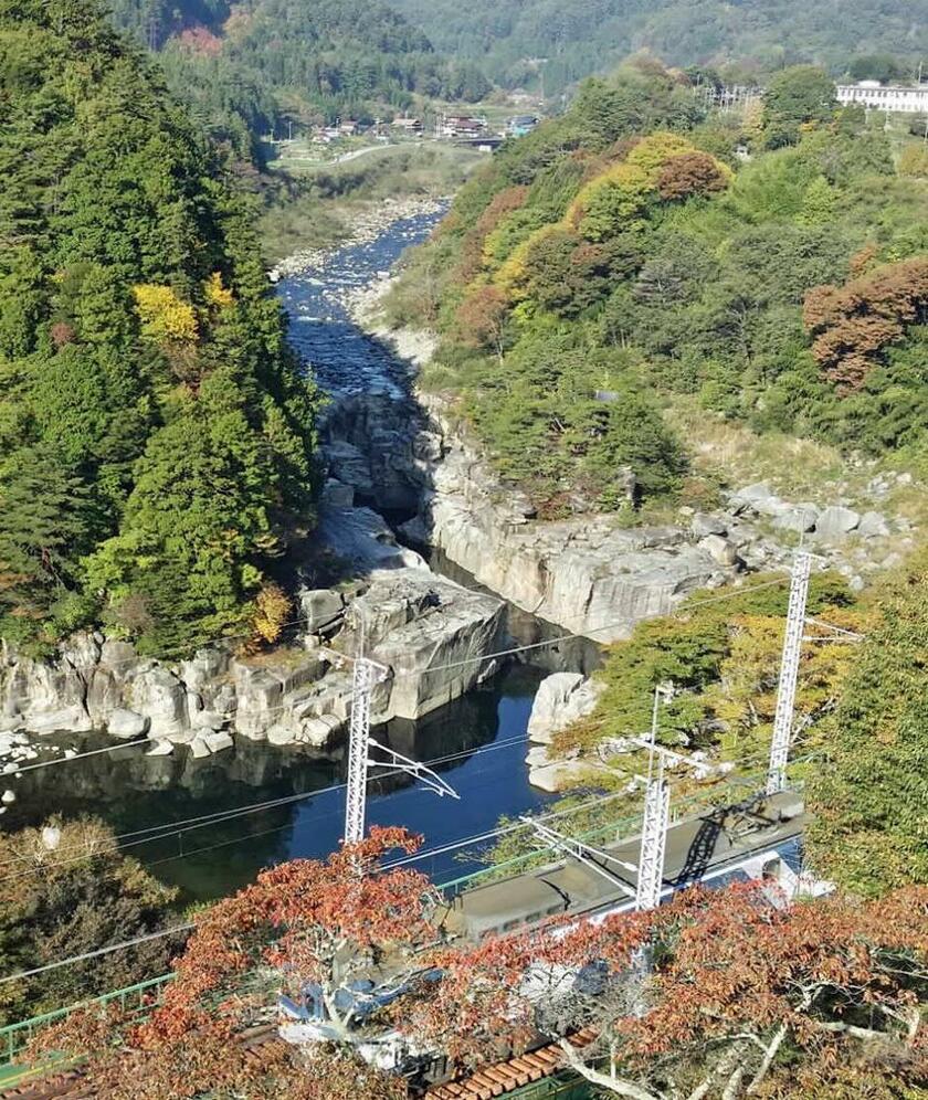 JR中央西線（下）から見える木曽川の名所「寝覚の床」（提供／上松町観光協会）