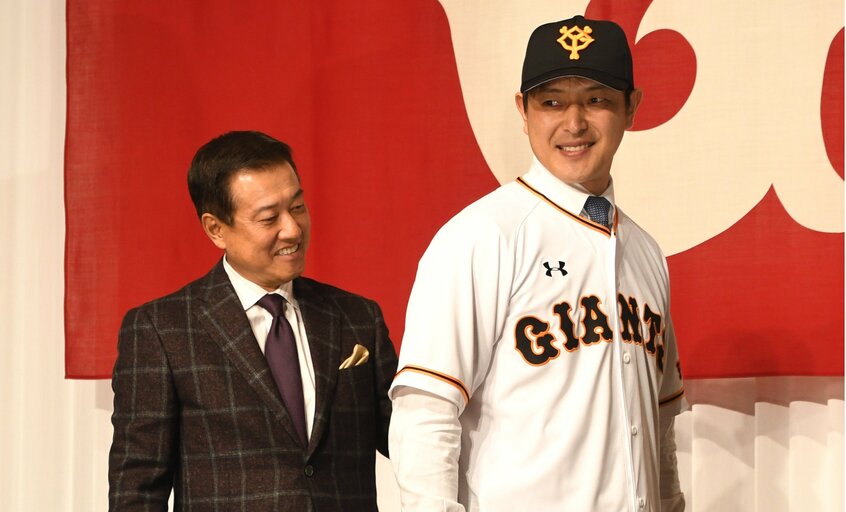 巨人の入団会見でユニフォームを着る岩隈。左は当時の原辰徳監督(2018年12月)